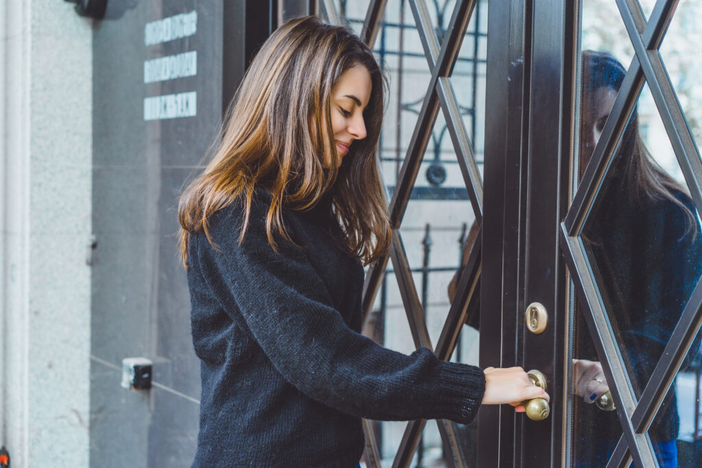 5 Situations When You Should Call a Locksmith vs. DIY