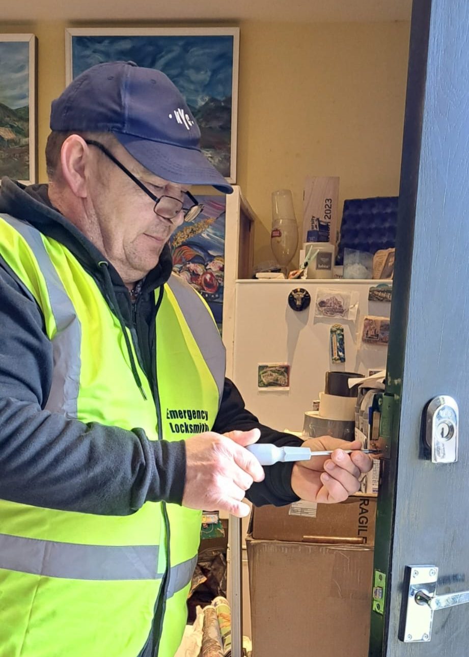 Locksmith Prices & Costs (+ 5 Things You Need to Know To Avoid Overcharging)